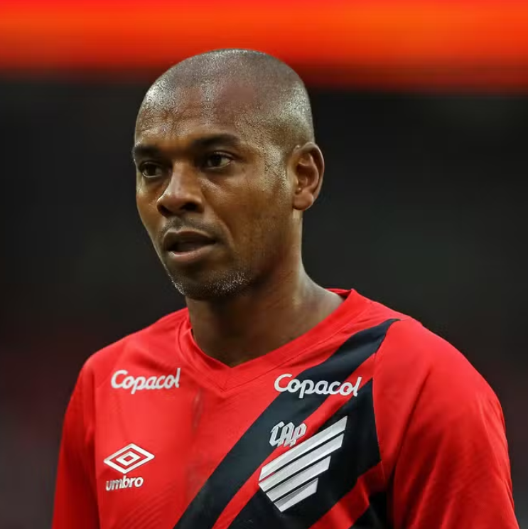 Fernandinho se despede do Athletico-PR e não fica no clube para 2025