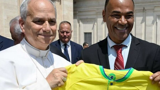 Five-time world champion presents Pope Leo XIV with a Brazilian national team jersey