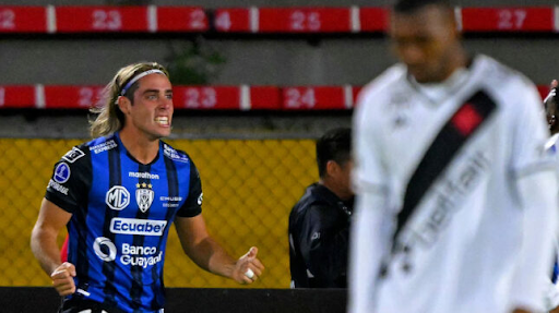 Vasco has a player sent off and is thrashed by Del Valle in the South American
